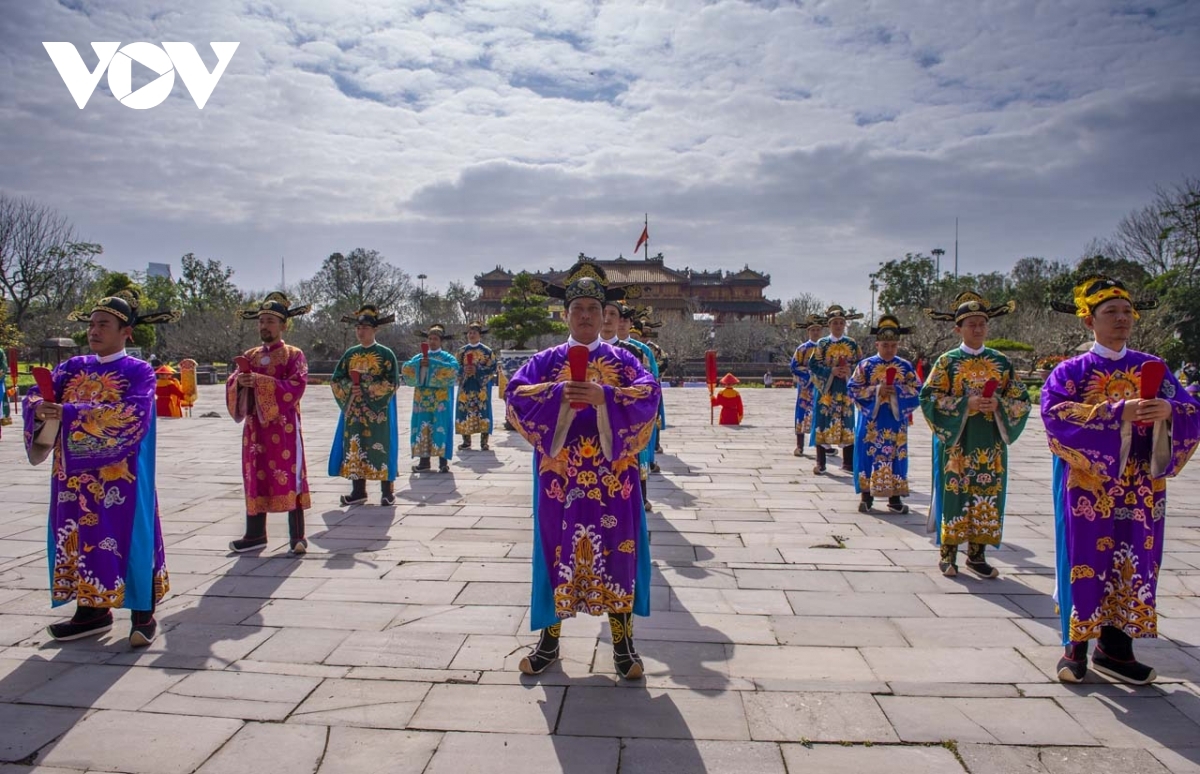 The king then hosts a royal party as a means of entertaining mandarins, in addition to giving them some money.