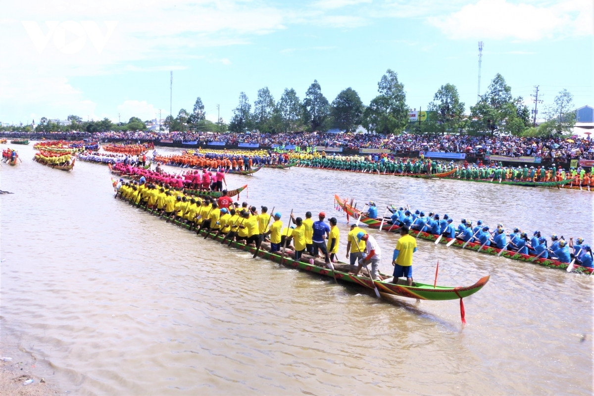 Không khí ở lễ hội dua ghe Ngo.