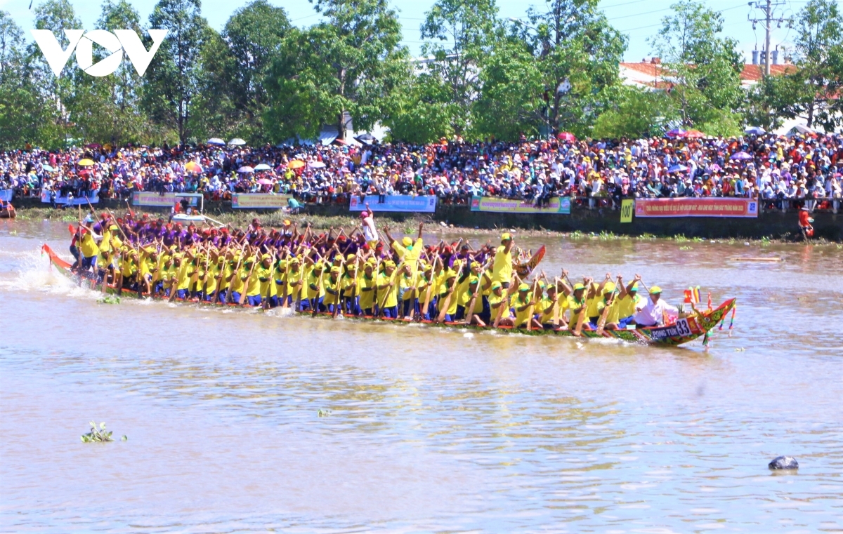 Ghe Ngo của đồng bào Khmer dài khoảng 30-31 mét.