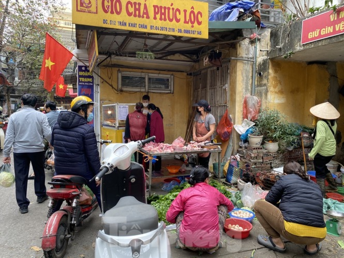 Traditionally a farewell ceremony for the Land Genie and Kitchen Gods is held to mark their yearly visit to heaven, with the occasion being organised before midday on the 23rd day of the last lunar month of the year. Indeed, many local people flock to wet markets as they rush to arrange the ceremony in line with Vietnamese customs.