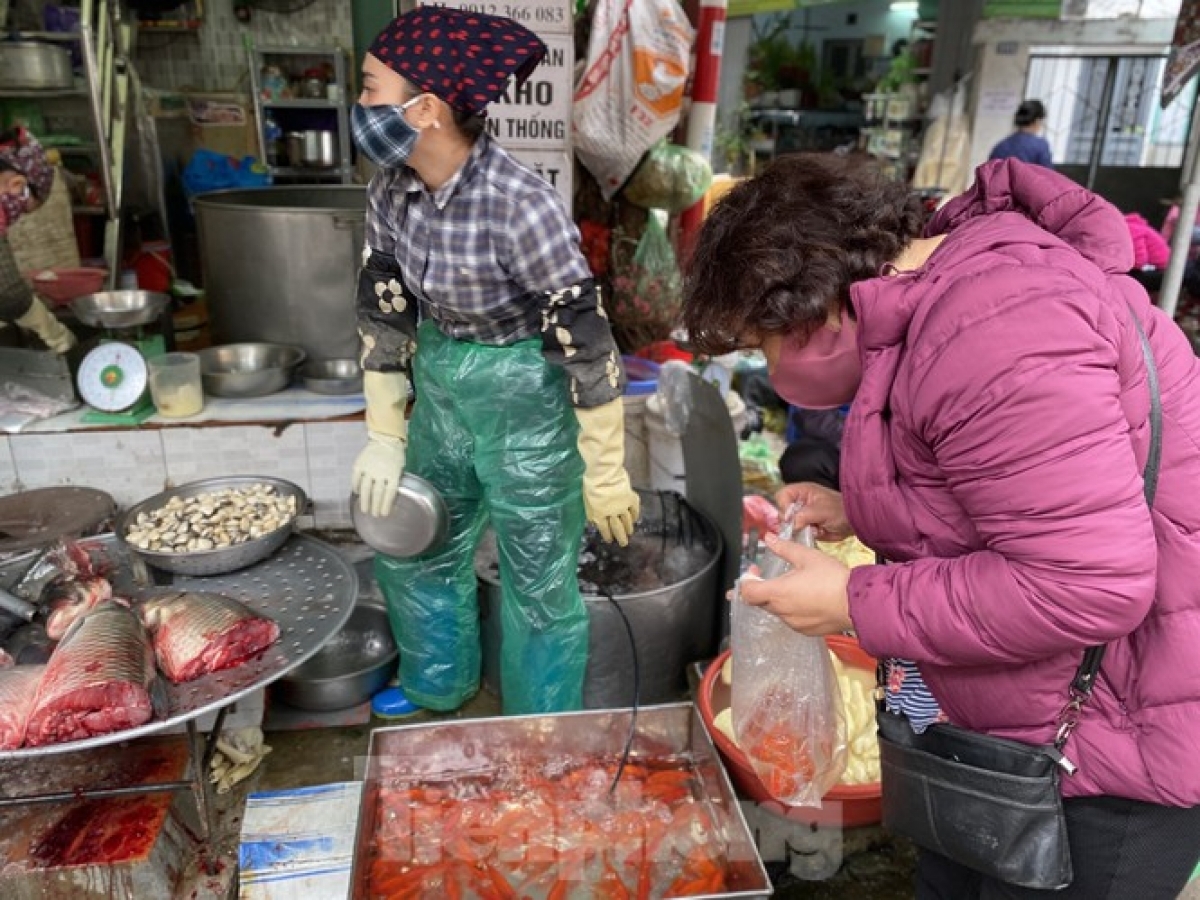 Carp is typically the most sought-after item on February 4. In Thai Ha market in Hanoi, three carps cost a total of VND50,000, equivalent to US$2.17, double the price in comparison to the same period from last year.