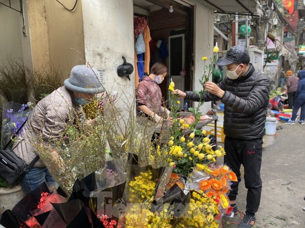 The price of fresh flowers remains stable, with a packet containing 10 daisy flowers being worth VND40,000, equal to US$1.73.