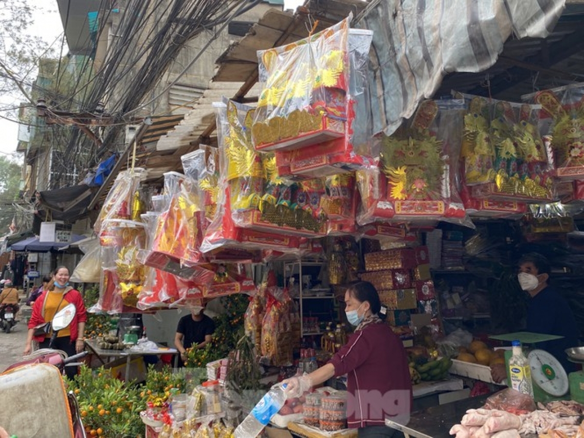 Votive paper offerings prove to be the most popular item. Hoa, a trader at Nam Dong market, says she is able to sell 40 sets of votive paper offerings half an hour after opening the store.