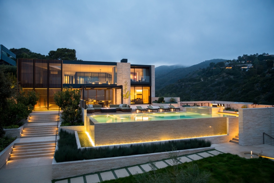 Dưới chân núi Pacific Palisades của thành phố xinh đẹp Los Angeles, biệt thự rộng hơn 500m2 là một địa điểm nổi tiếng bởi sự xa hoa, sang trọng, được thiết kế bởi đội ngũ kiến trúc sư nổi tiếng ShubinDonaldson. Căn hộ có tầm nhìn ra dãy núi Santa Monica phía xa. Cửa sổ rộng lớn tràn ngập ánh sáng mặt trời chiếu ra khung cảnh ngoạn mục.