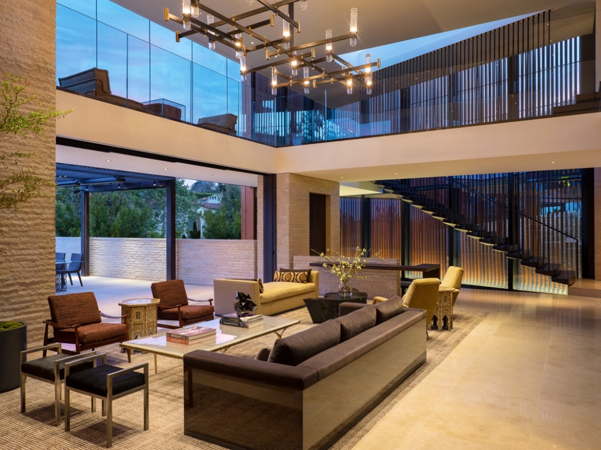 Đèn chùm hiện đại, cỡ lớn song vẫn lọt thỏm trong phòng khách đủ để thấy căn biệt thự rộng lớn như thế nào.