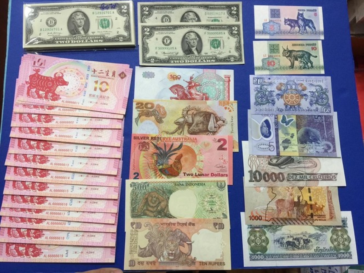 A set of paper money featuring the 12 zodiacs costs between VND400,000 and VND1 million.