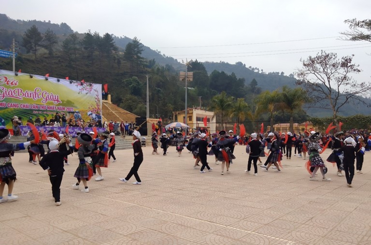 The Mong ethnic people visit their relatives and friends, sending Tet greetings between the first and third days of the first month of the Lunar New Year. As part of their celebrations, local people hold a number of traditional customs, including art performances and folk games.