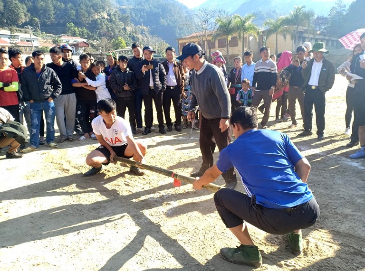 Day gay (stick pushing) is a popular kind of folk game which is played by the Mong during the Tet holiday.