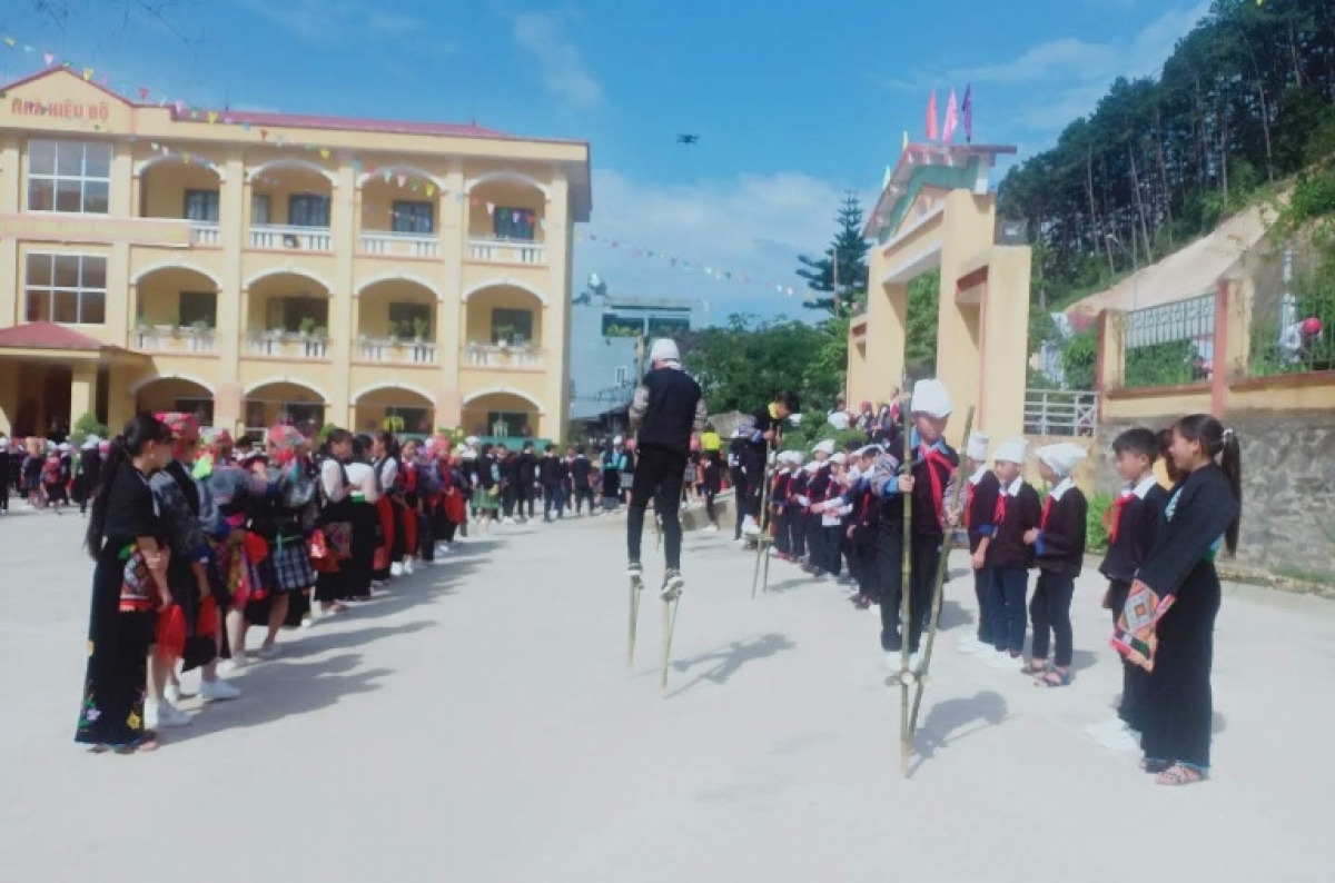 Di ca kheo (stilt walking) proves exciting for watching crowds.