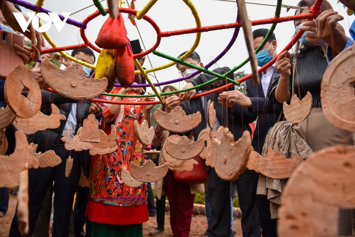 Clay items are hung out on the Neu pole for the purpose of warding off devils, whilst wishing for a good harvest, peace, and luck to all people in the future.