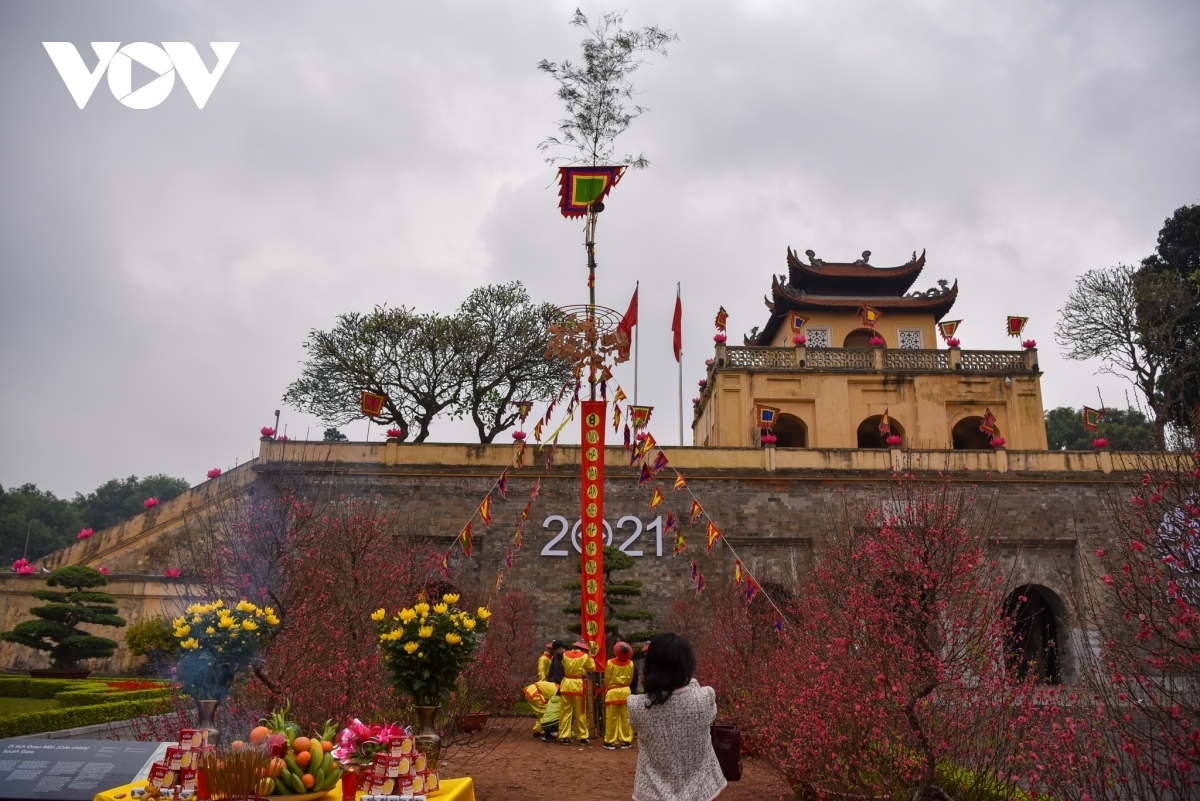 The organisers also hold an exhibition displaying old Tet traditions at the Thang Long relic site until March 1.