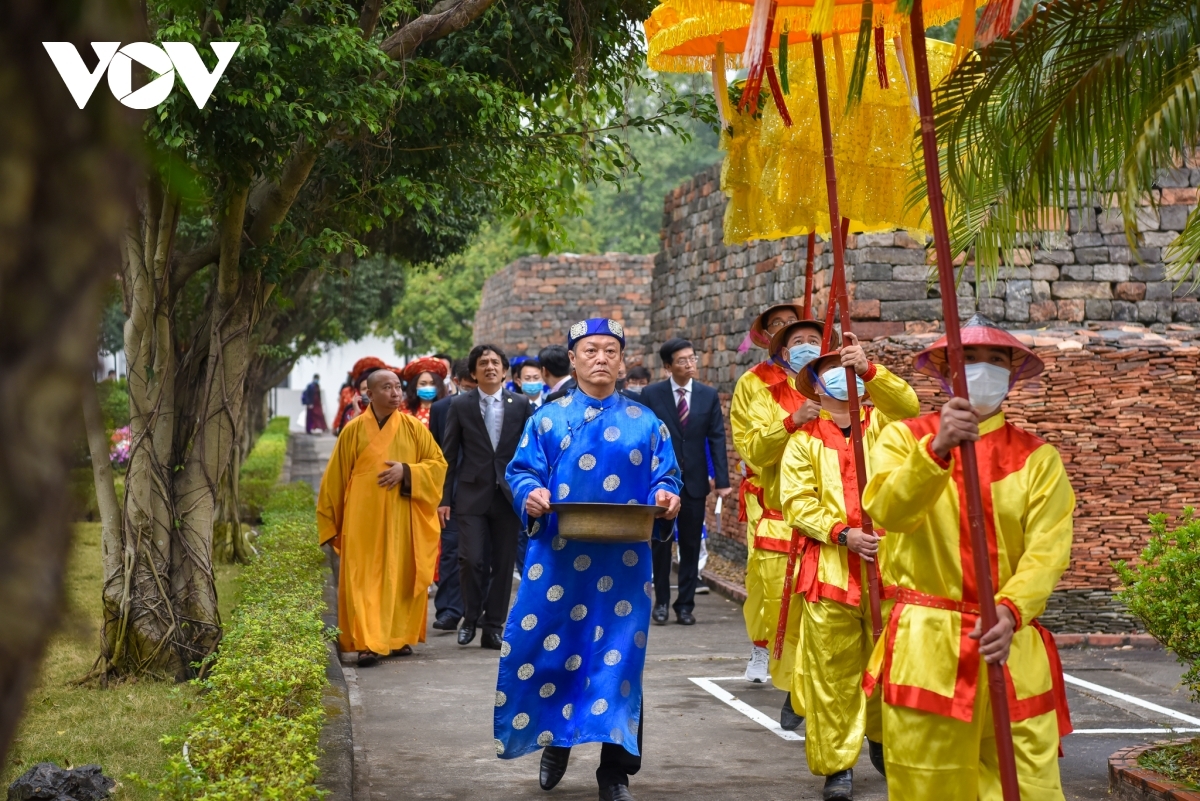 The rituals initially begin with a farewell ceremony dedicated to Ong Cong – Ong Tao (the Land Genie and the Kitchen Gods) who are thought to go to Heaven in order to deliver an annual report on each household’s activities.