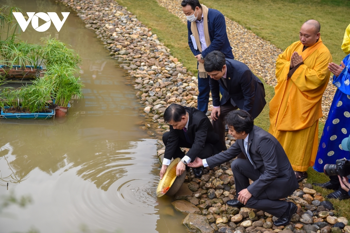 Immediately after the worship ceremony for the Land Genie and Kitchen Gods, carps are then set free into a lake inside the relic site.