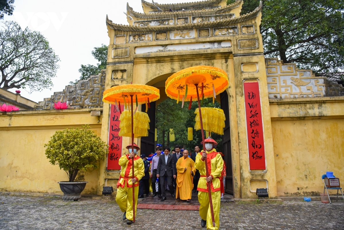 Participants then head to Doan Mon yard in order to put up a Neu pole - a tall bamboo tree with red garment strips used to ward off evil spirits during Tet.