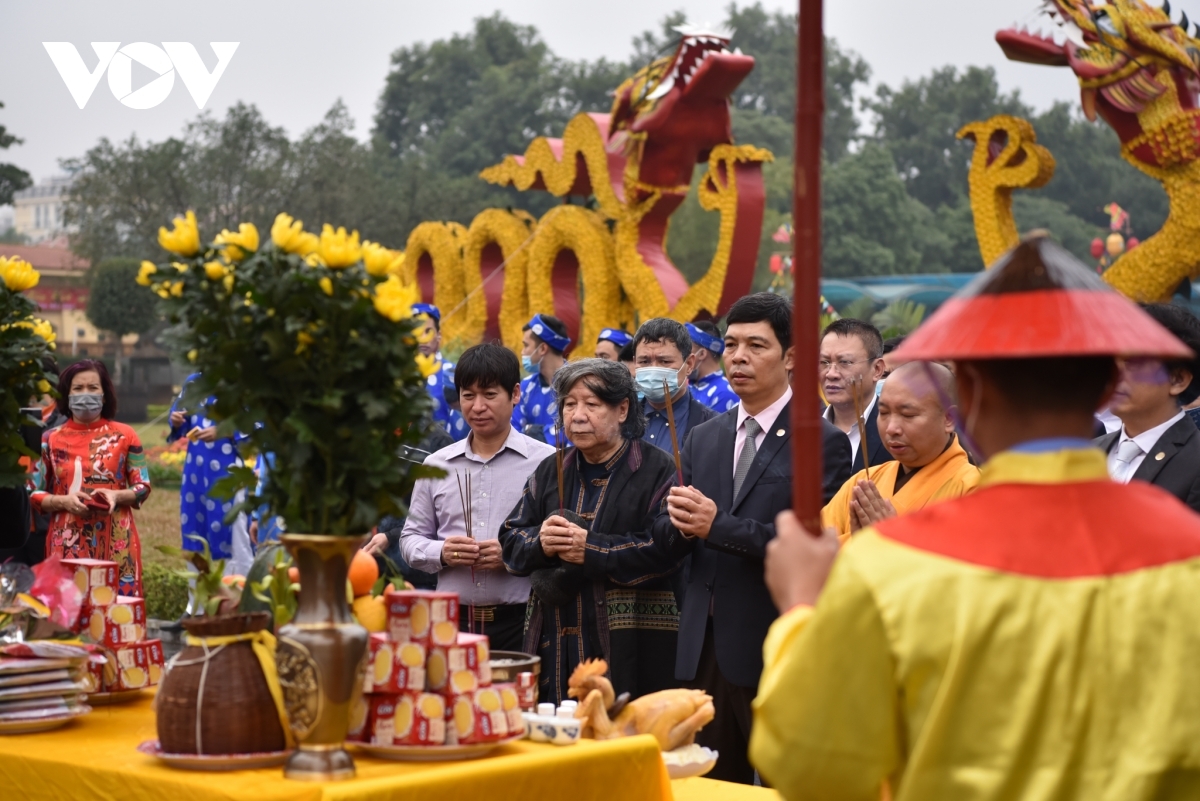 Visitors offering incense in Doan Mon yard