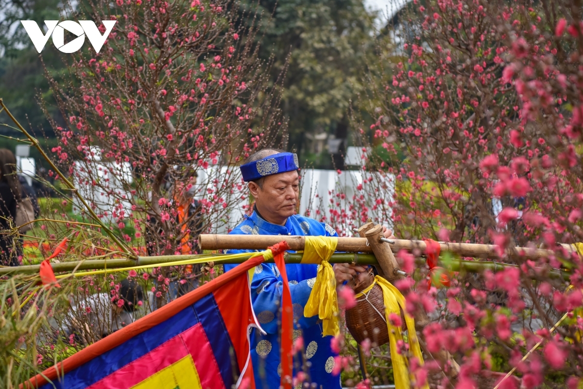 A man prepares flags to put on the Neu pole.