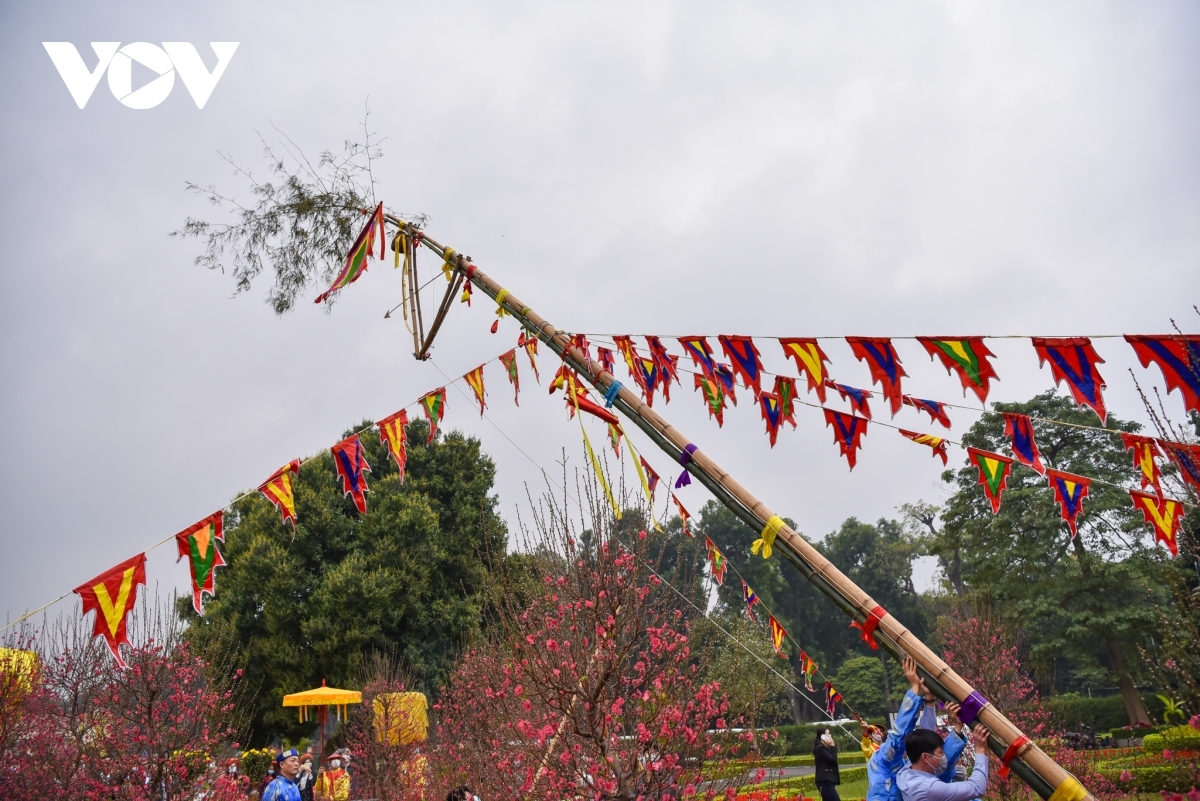 The pole is then placed in front of a house as a means of warding off any bad spirits and heralding the start of spring. Citizens have high hopes of happiness, luck, good weather, and bumper crops moving into the new year.