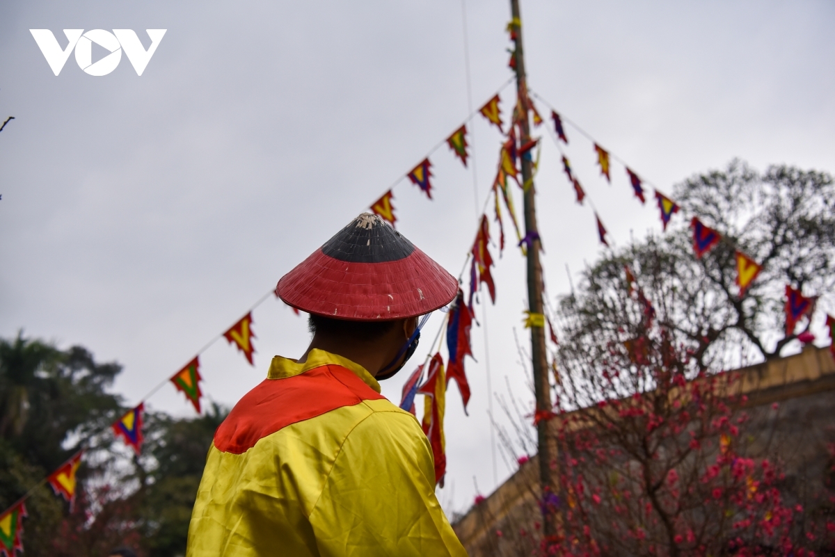 The Neu pole is arranged on the 23rd day of the final lunar month of the year, and it will be lowered on the seventh day of the first lunar month.