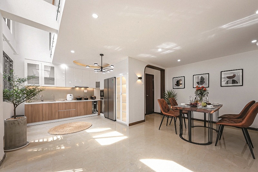 Đây là một ngôi nhà phố nằm ở quận Phú Nhuận, TP Hồ Chí Minh. Diện tích xây dựng khá khiêm tốn, chưa tới 40m2. Vì thế cấu trúc công trình được phát triển theo chiều cao với mỗi tầng là một chức năng chủ đạo riêng biệt. Ở tầng 1 là phòng bếp – ăn. Không gian này được thiết kế mở và kết nối với khoảng thông tầng phía trên nên luôn thoáng sáng.