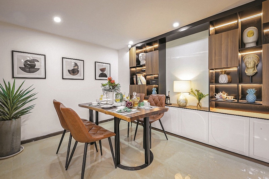 Vì diện tích không lớn nên các diện nội thất tường, trần, sàn được sử dụng màu sáng chủ đạo. Đồ nội thất kết hợp giữa mảng sáng và sẫm để tạo sự nổi bật, tương phản.