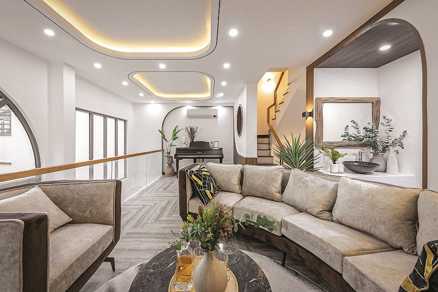 Tầng 2 là phòng khách – sinh hoạt chung. Với giải pháp đưa cầu thang vào góc nên không gian phòng khách rất rộng rãi. Ngôi nhà được thiết kế cho 2 người ở là người mẹ và người con trai – chủ nhà.
