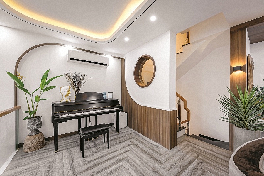 Điều thú vị là những đường cong được thiết kế trong không gian nội thất – hiện diện ở nhiều vị trí, tạo nên một nét riêng biệt cá tính. Những đồ nội thất như sofa, bàn trà, tấm gương, kệ… cũng là những hình tròn hay hình có đường cong.
