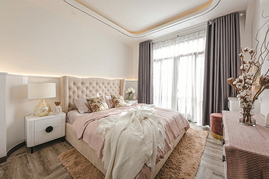 Tầng 3 là phòng ngủ của người mẹ. Nội thất được thiết kế mang nét mềm mại nữ tính.