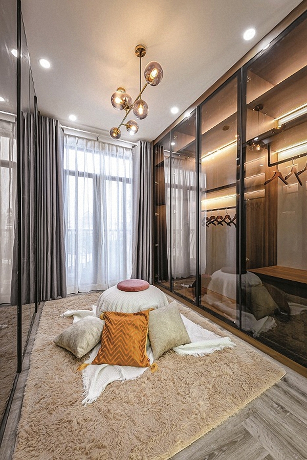 Phòng thay quần áo kế bên phòng ngủ của chủ nhân. Tủ quần áo sử dụng vật liệu kính cho cảm giác nhẹ nhàng.