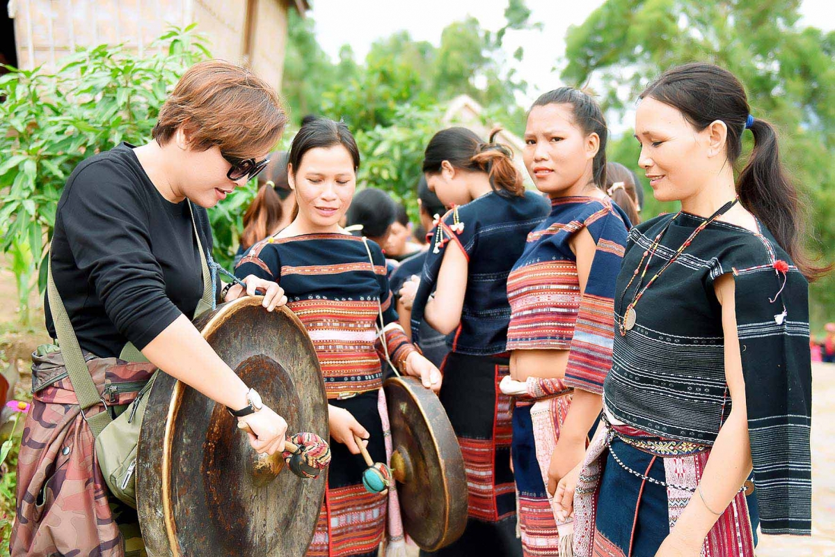 Du khách khám phá văn hoá cồng chiêng của người Bahnar. Nguồn: Đức Thụy