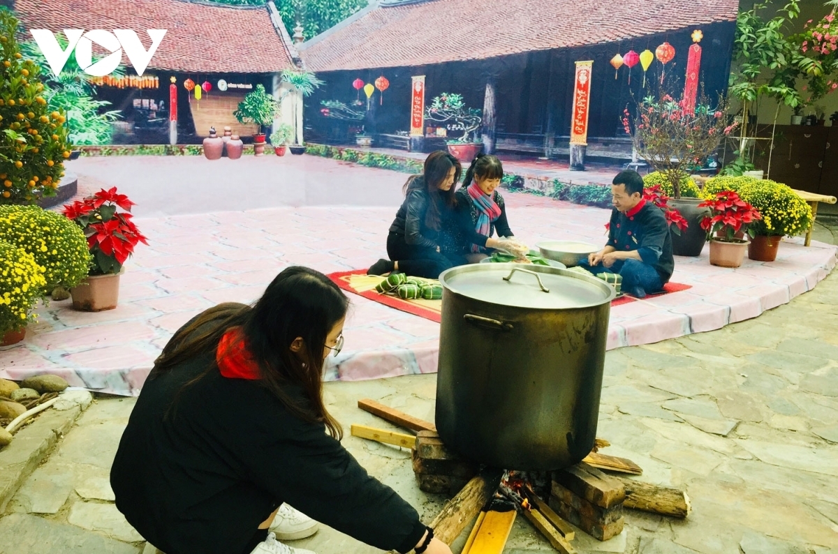 Some young people are curious about how to make the Chung cake.