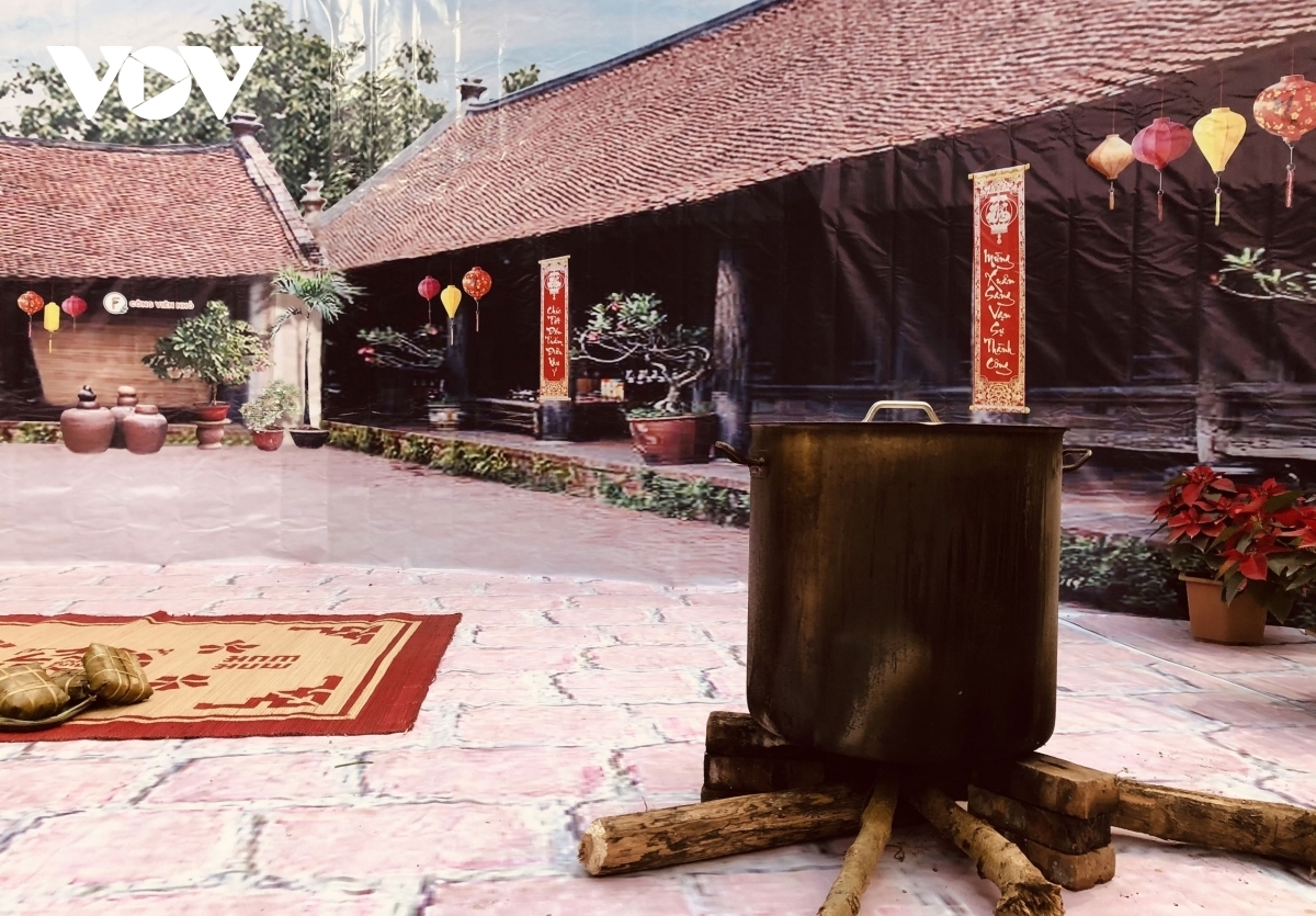 Visitors have the chance to make Chung cake, a sticky rice cake filled with green beans and pork and wrapped in Dong leaves - a delicacy during the Lunar New Year festival.