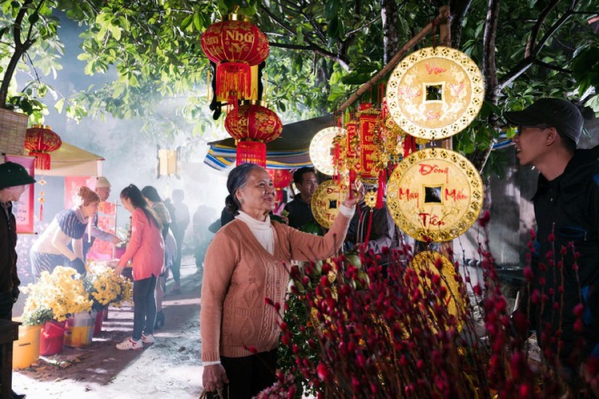 Another common activity is people visiting markets to purchase decorative items for their homes. People throughout the north tend to use peach blossoms to decorate their altars or homes, whilst those in central and southern provinces prefer using yellow apricot blossoms and yellow chrysanthemum flowers.