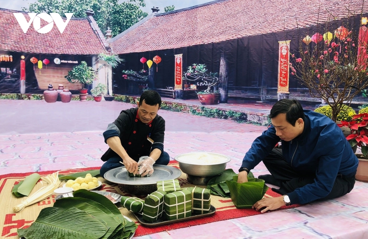 Visitors attempt to cook beans, prepare rice, and wash Dong leaves, before wrapping the cake.