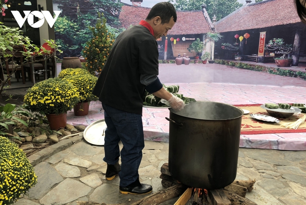 An artisan guides visitors on how to cook delicious Chung cakes.