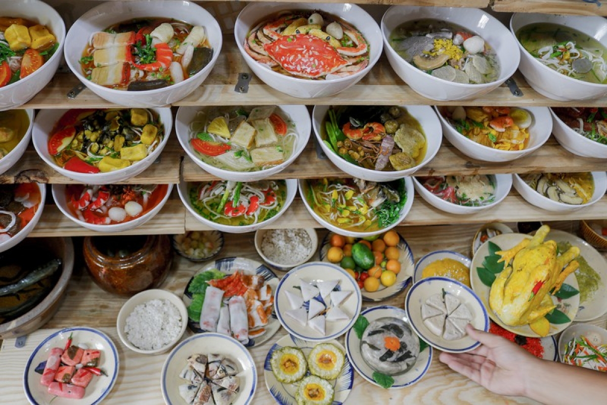 The artisan also has other clay collections featuring different kinds of local noodles, such as Bun Mam (fermented fish noodle soup), Bun Cha (vermicelli noodles with grilled pork), and Hu Tieu Nam Vang (pork and prawn clear noodle soup).