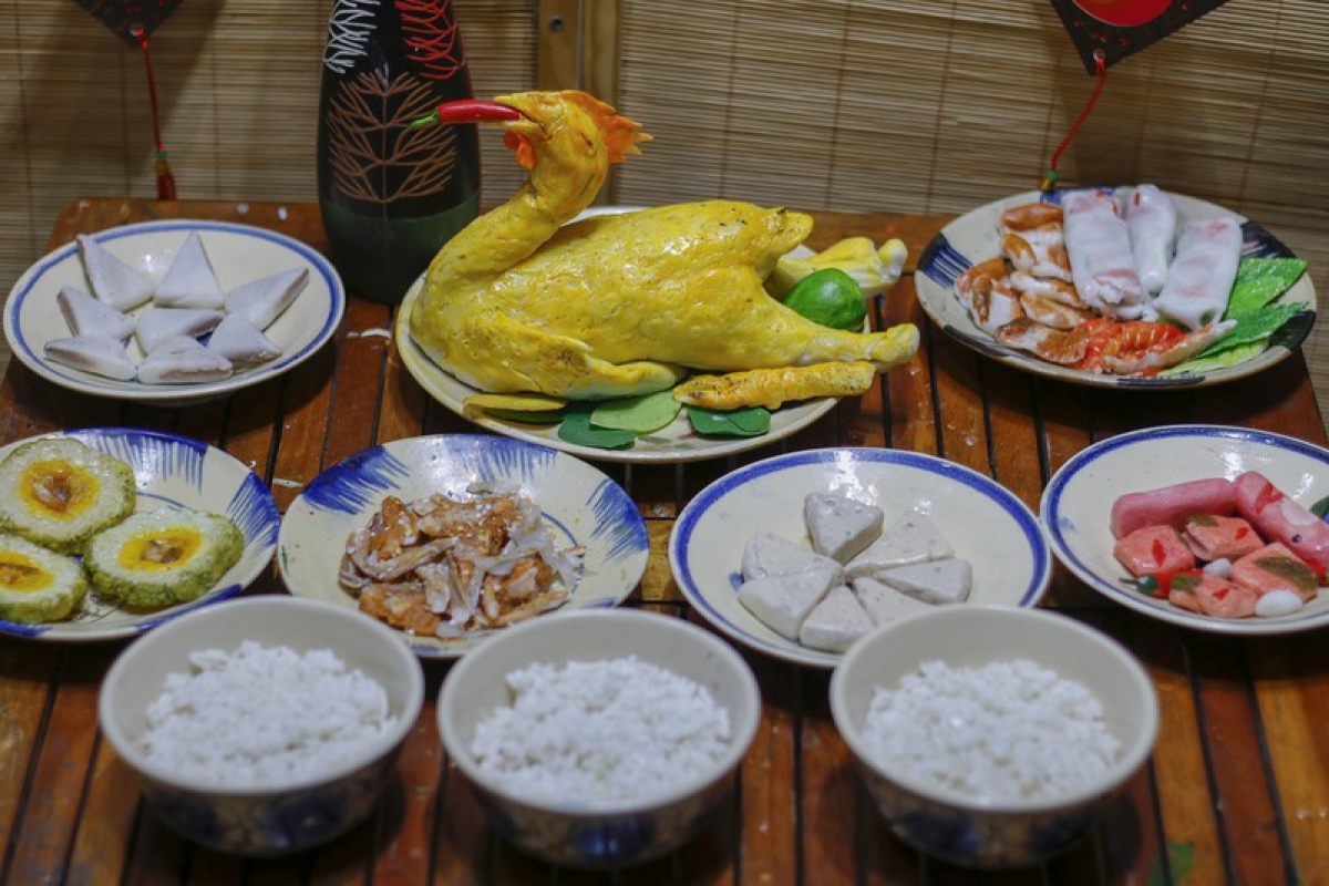 Unlike northerners, people in the central region prefer displaying few items such as nem chua (fermented pork roll), boiled pork and tré (a combination of sliced boiled pig ears and beef, pepper, salt, minced garlic and powdered grilled rice) on the tray. However, a boiled chicken is more popular these days.