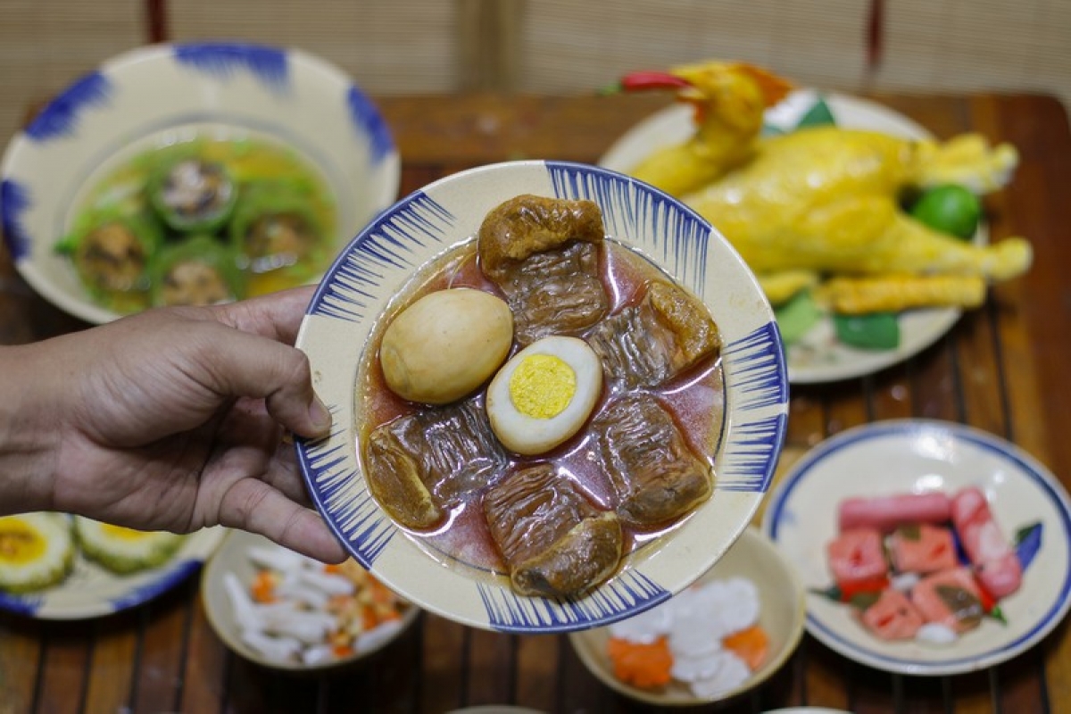 Thit kho (simmered pork) is a typical southern delicacy each Tet.