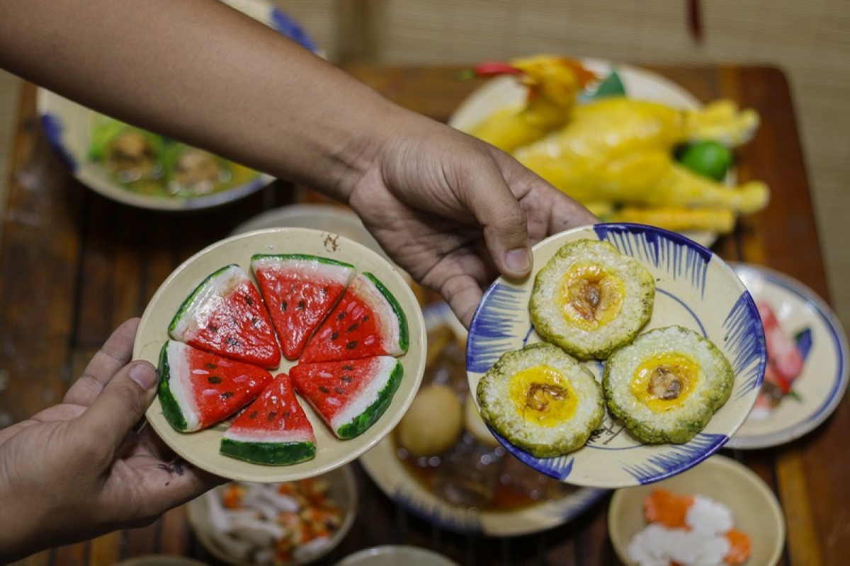 Like Banh Chung in the north, Banh Tet (cylindric glutinous rice cake) is a specialty in the south.