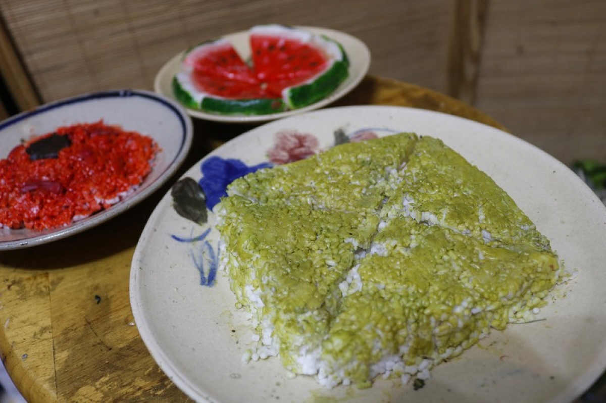 Xoi gac (steamed momordica glutinous rice) and Banh Chung are among the favourite dishes that can be enjoyed during special occasions, such as Tet.