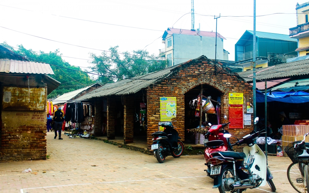 Nom market dates back to the era of the Le dynasty, although it was later restored by the Nguyen dynasty.