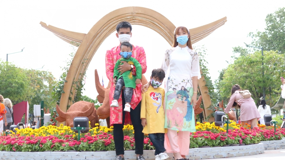 The sight of many people wearing face masks to take photos is a unique aspect of Tet this year.