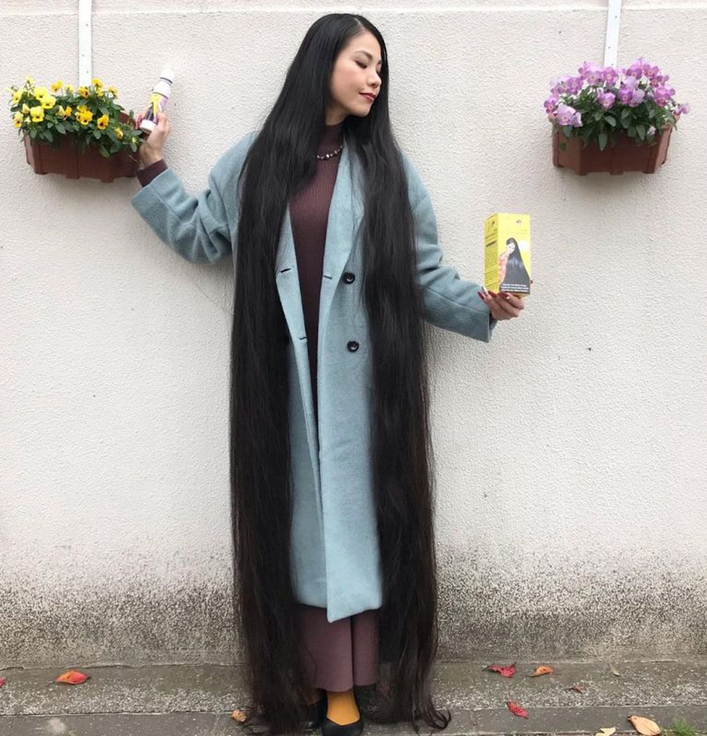 Rin Kambe, đến từ Tokyo, khi còn nhỏ không được để tóc dài vì tham gia đội bóng đá nữ của trường nên phải cắt tóc ngắn.