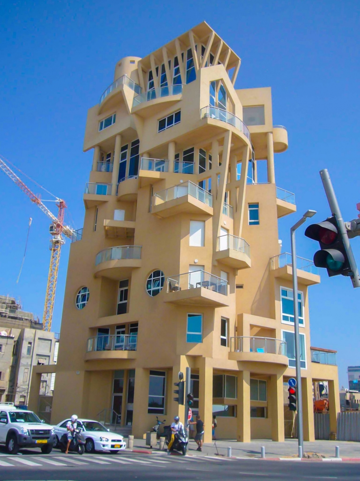 Có vẻ như tòa nhà này ở Tel Aviv, Israel kết hợp tất cả các hình dạng hình học.