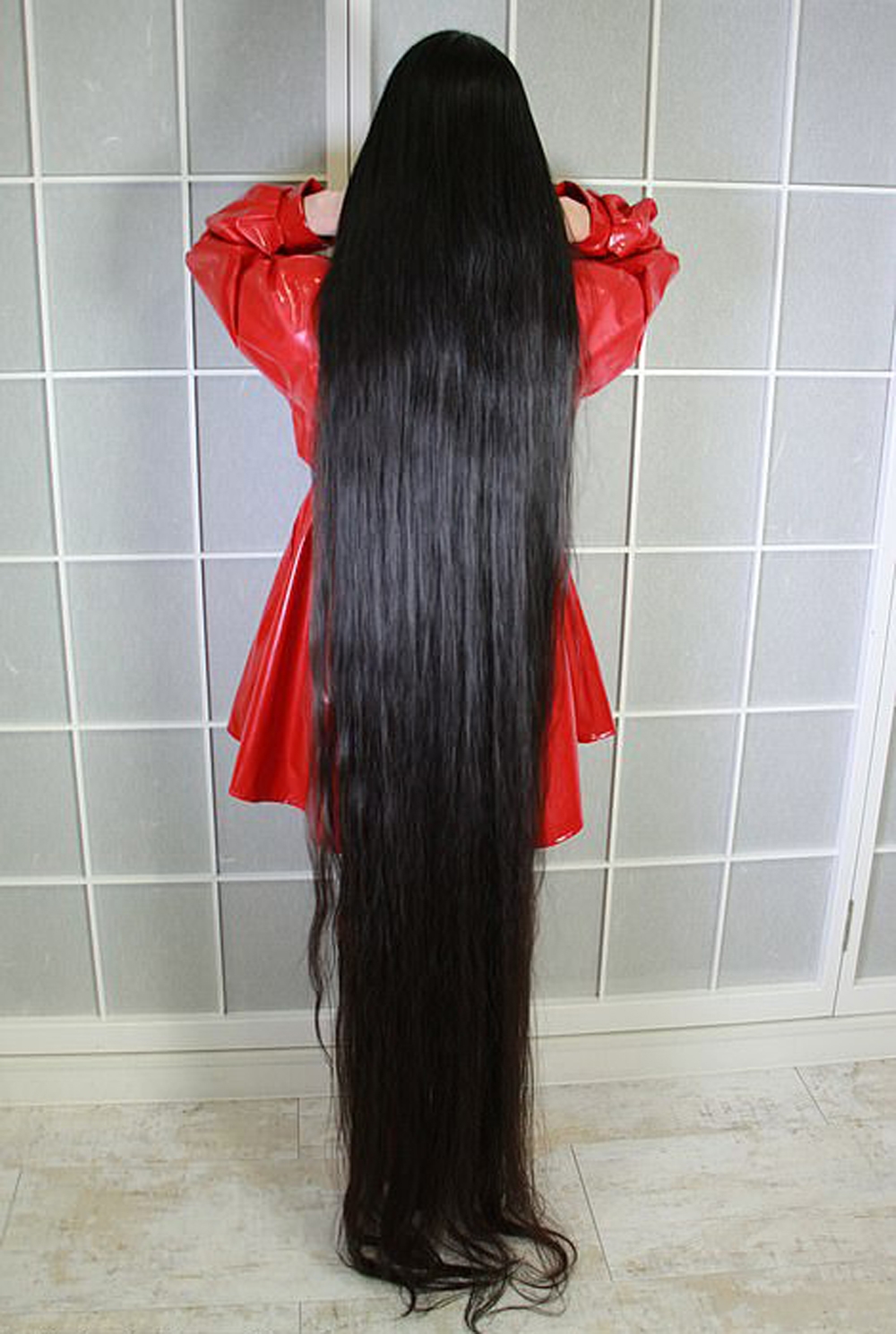Mái tóc dài óng ả như nhân vật hoạt hình Rapunzel hiếm có ở ngoài đời thực.