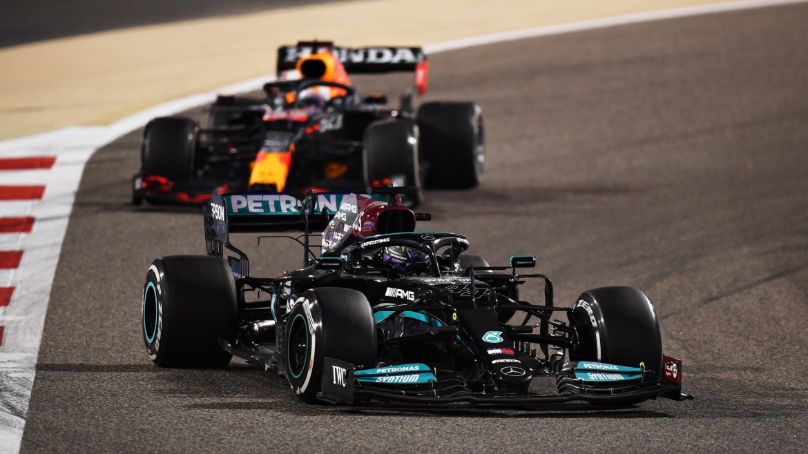 Hamilton thắng chặng Bahrain 2021 với thành tích 0,7 giây nhanh hơn Verstappen. (Ảnh: F1).