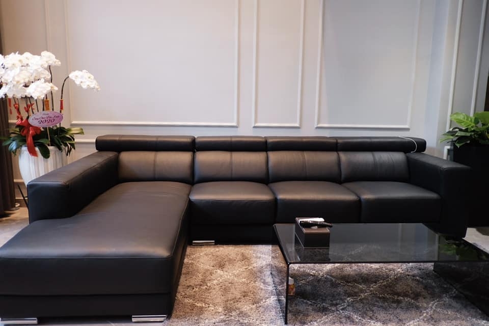 Phòng khách sang trọng với bộ sofa đen êm ái.