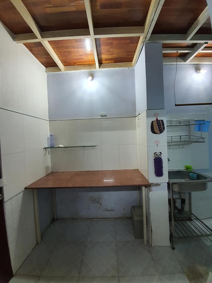Bếp và nhà vệ sinh lúc đầu của căn phòng trọ.