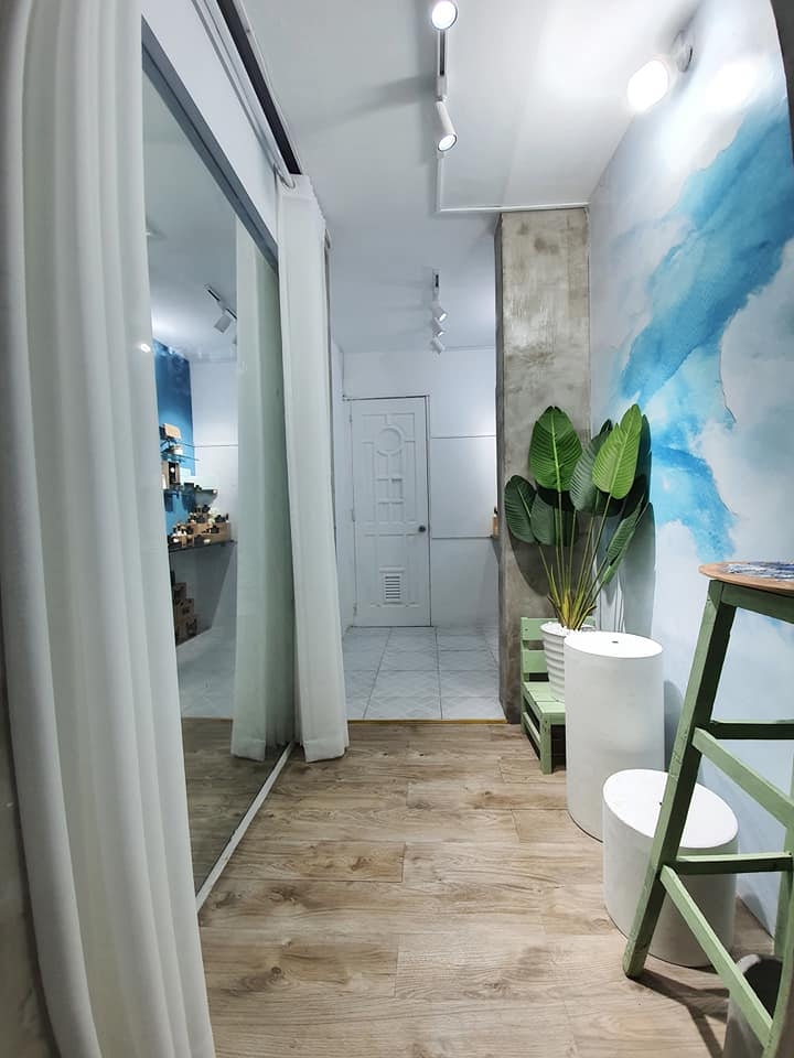 Để tiết kiệm chi phí, Nguyễn Tín Thống đã sử dụng giấy dán tường, đồng thời lát sàn gỗ giả. Anh cũng dán tấm kính lớn tạo cảm giác không gian rộng hơn, lắp rèm để nhìn lung linh. Đặc biệt, toàn bộ khâu cải tạo, sửa chữa đều do anh đích thân làm.