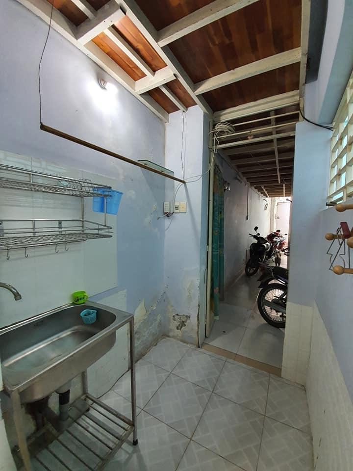 Căn nhà trọ tạm bợ, ẩm ướt khi bước chân vào.