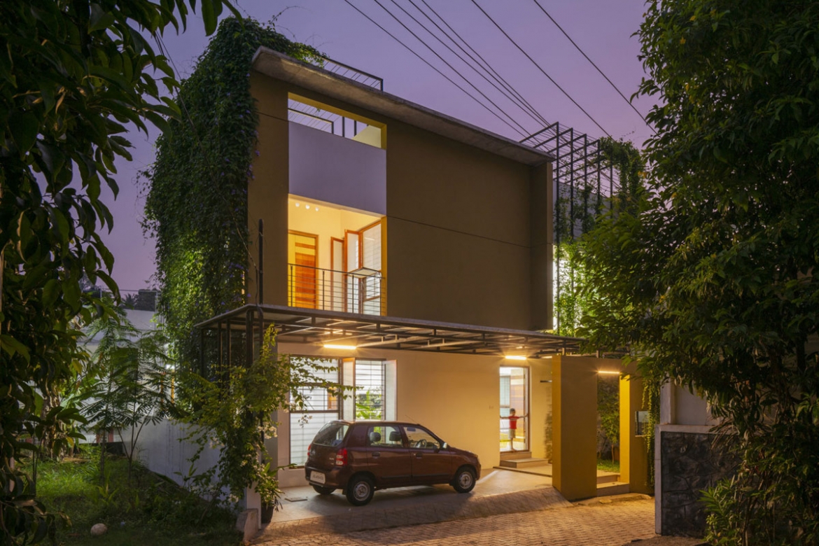 Với diện tích 274 m2, các kiến trúc sư đã sử dụng các khoảng trống và một hệ thống thông gió chéo, phù hợp với khí hậu nóng bức. Việc xây dựng không gian mở cũng tạo nên trải nghiệm sống độc đáo cho các thành viên trong gia đình, khi mọi người vẫn có thể kết nối được với nhau khi ở các phòng khác nhau. Giàn cây xanh khổng lồ tạo nên một bức tường bao bọc quanh ngôi nhà hiện đại, tạo bóng mát cho sân thượng.